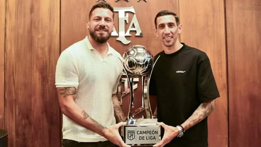 Jorge Broun y Angel Di María, figuras de Rosario Central, junto al título liguero.